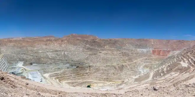 Mineros de Escondida mantienen paro y el cobre sube un 2.2% en Londres